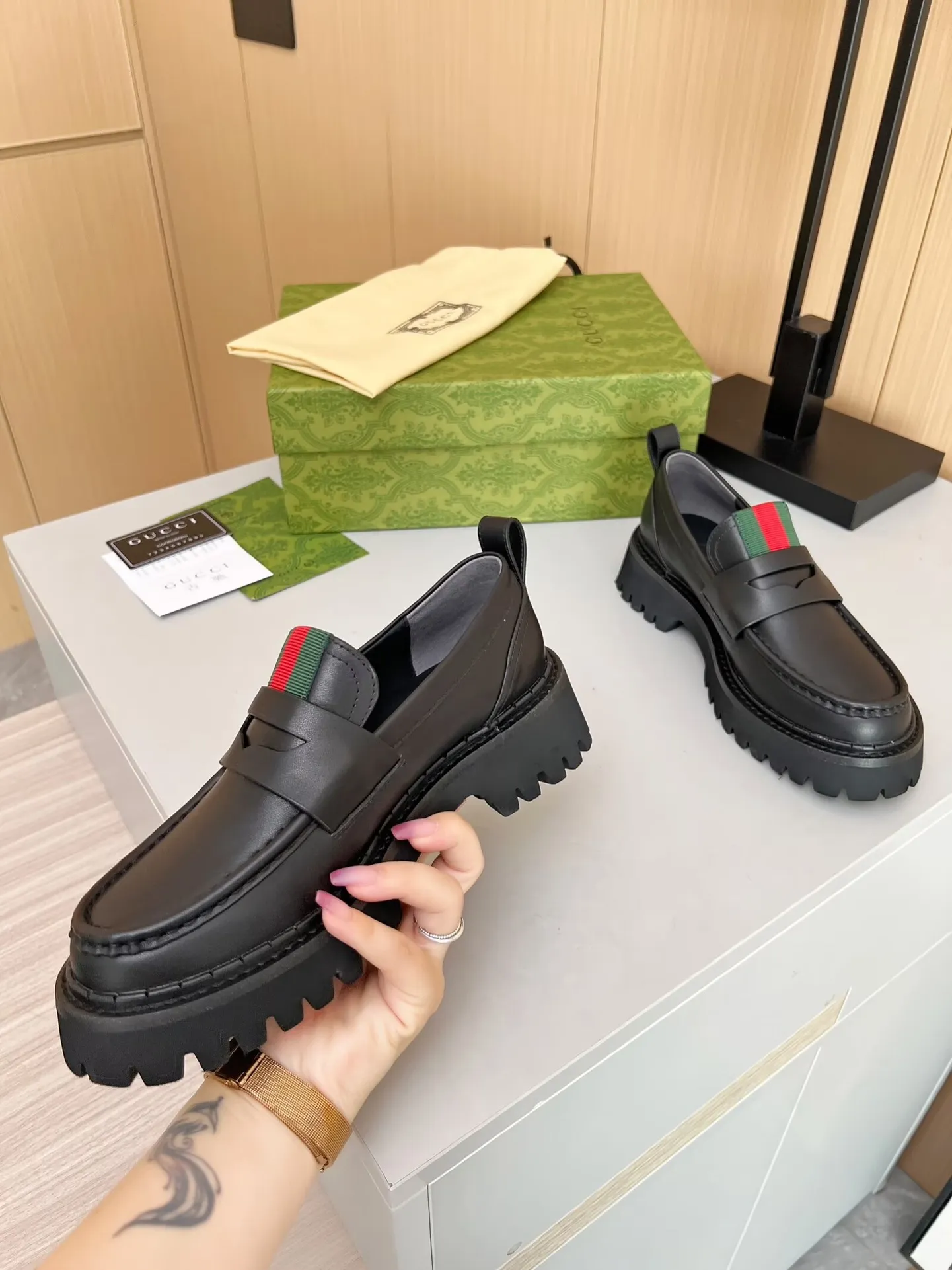 👟👟Ex-factory price 480👟👟 The latest Gucci GUCCI loafers at the counter. They are mainly matched with various styles of trendy clothes to highlight their fashion. ✅ A must-have recommended ➡️ Especially easy to put on and take off. Fabric: cowhide, open edge beads. Inner/foot pads: cow lining. Color: black. Size: 34-41 (34, 41 need to be customized). Heel height: 5cm. Outsole: Foam outsole material ✅ Equipped with cloth bag and card